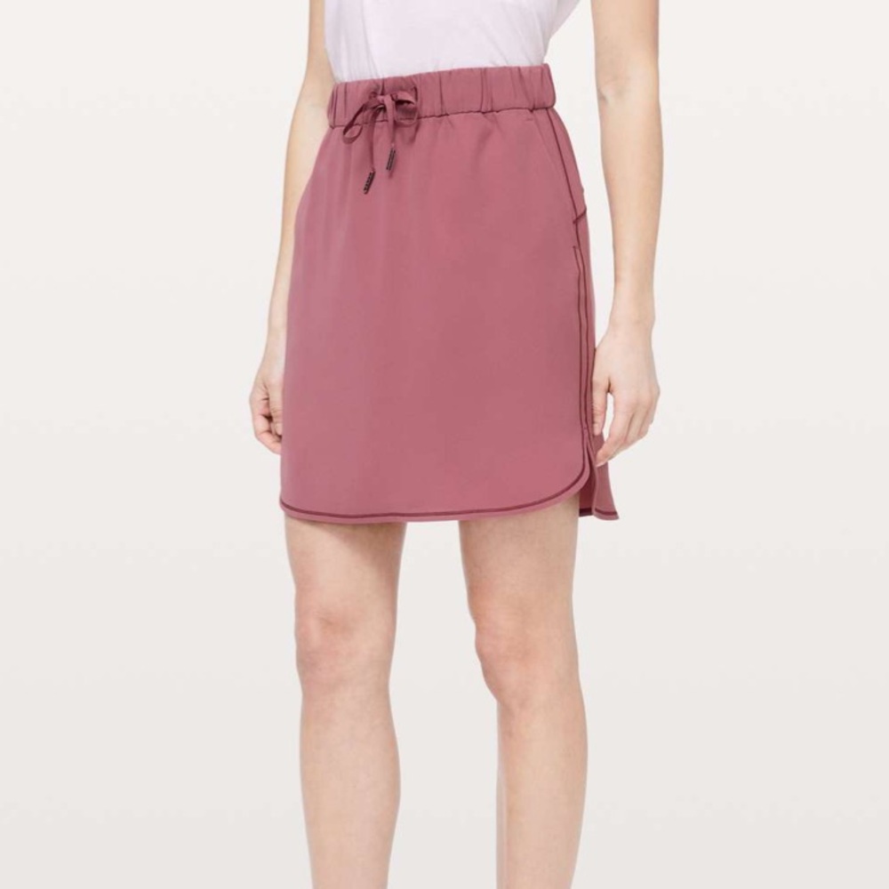 Lululemon On The Fly Skirt *Woven
Misty Merlot size 4, wrinkle free.
